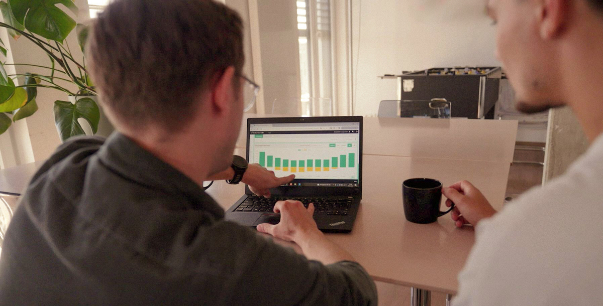 Beispielbild zum Thema Karriere. Zeigt zwei Menschen vor einem Notebook.