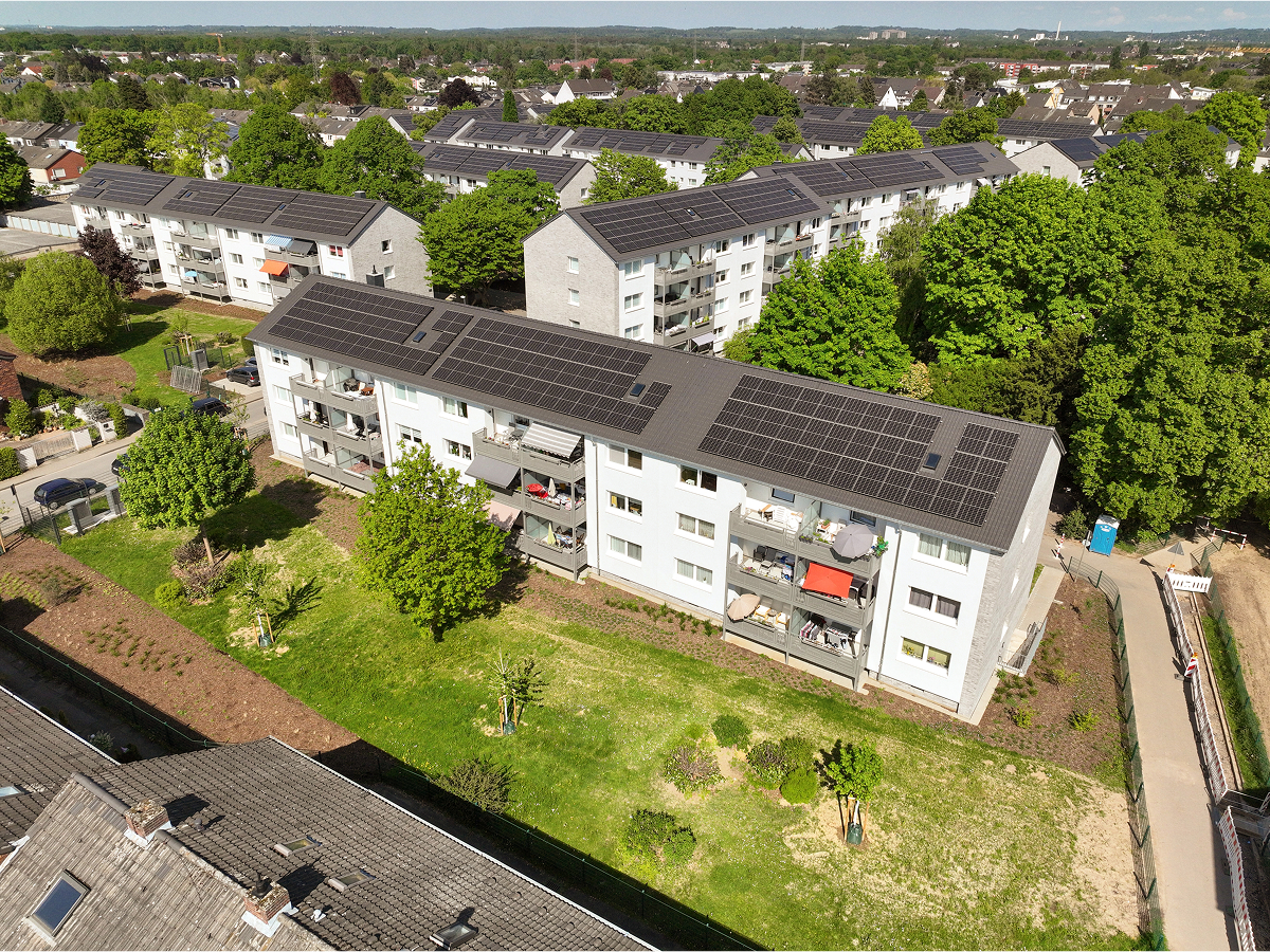 Bild zeigt Solardach auf einem Mehrfamilienhaus.
