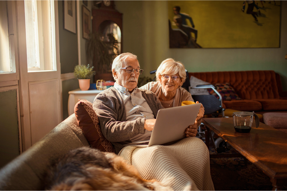 Beispielbild, älteres Ehepaar auf dem Sofa. Illustriert das Thema 